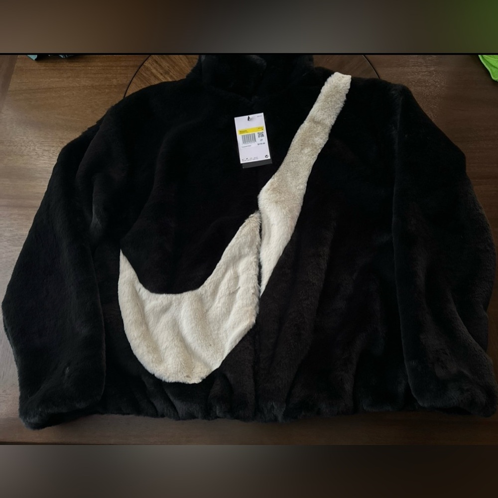 NWT Women's Nike
Swoosh Logo Faux Fur
Jacket